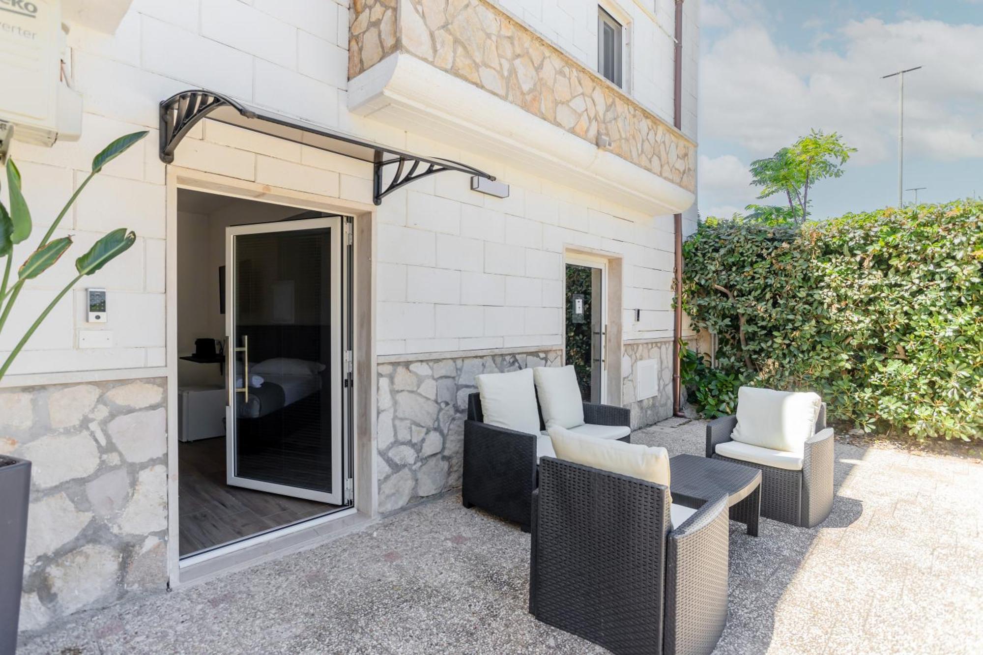 Pietramare Luxury Suites Барі Екстер'єр фото