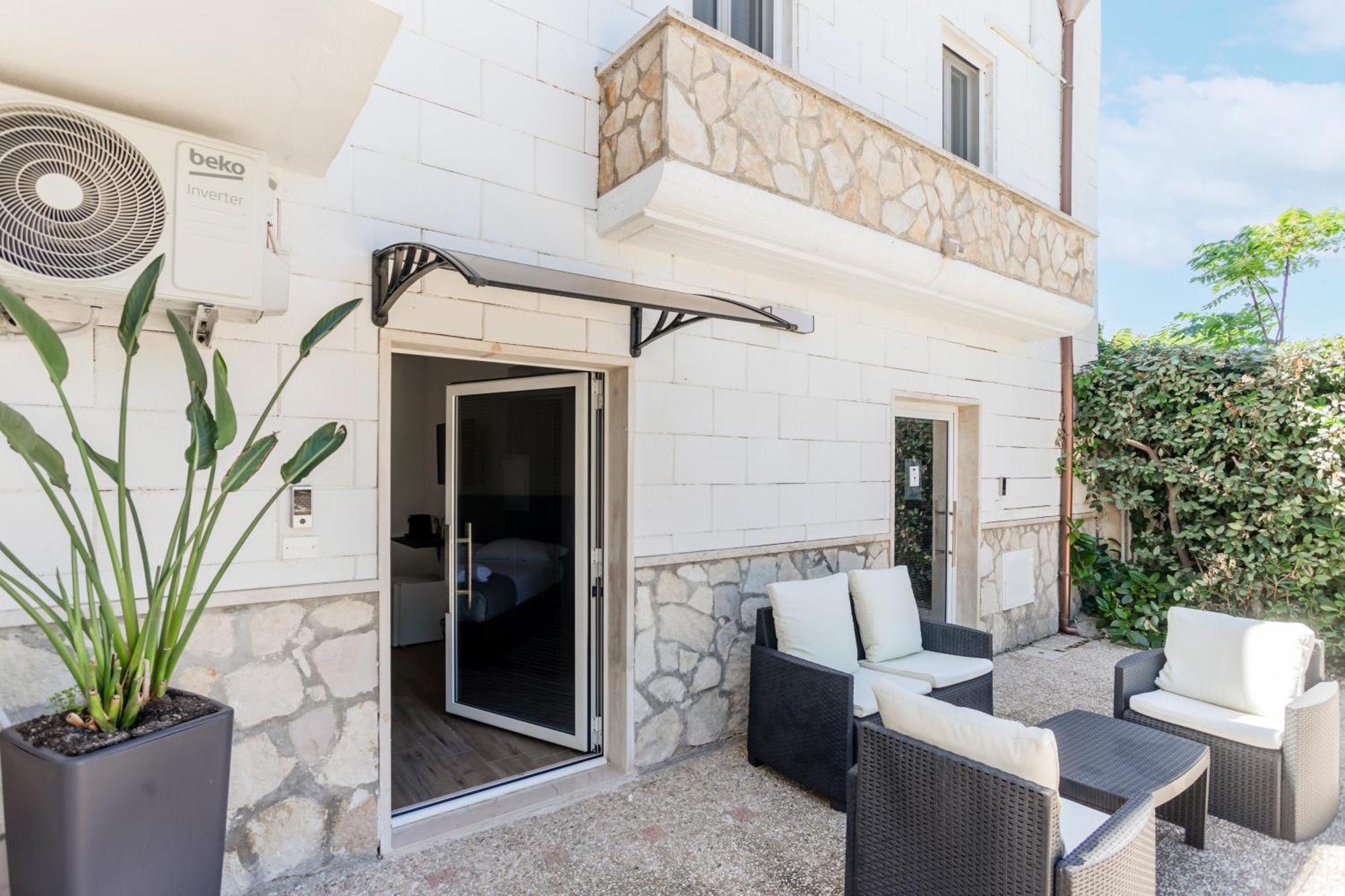 Pietramare Luxury Suites Барі Екстер'єр фото